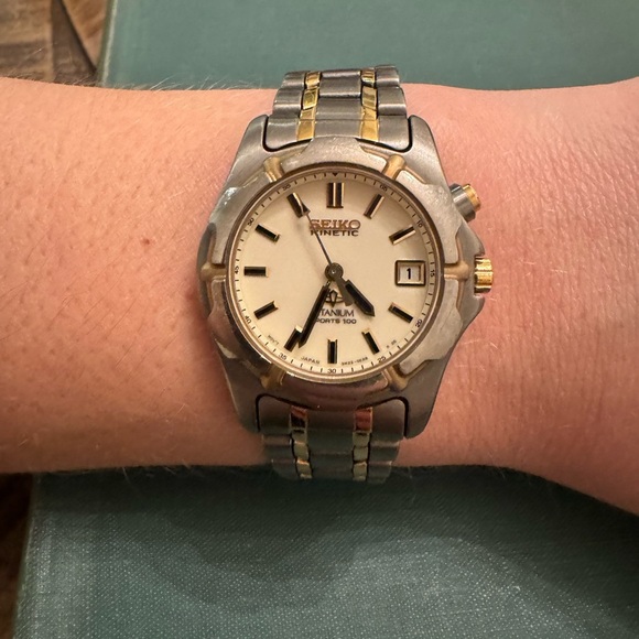Vintage Women’s Seiko Kinetic Sports 100 Titanium Two Tone Analog Date Watch - Picture 8 of 10